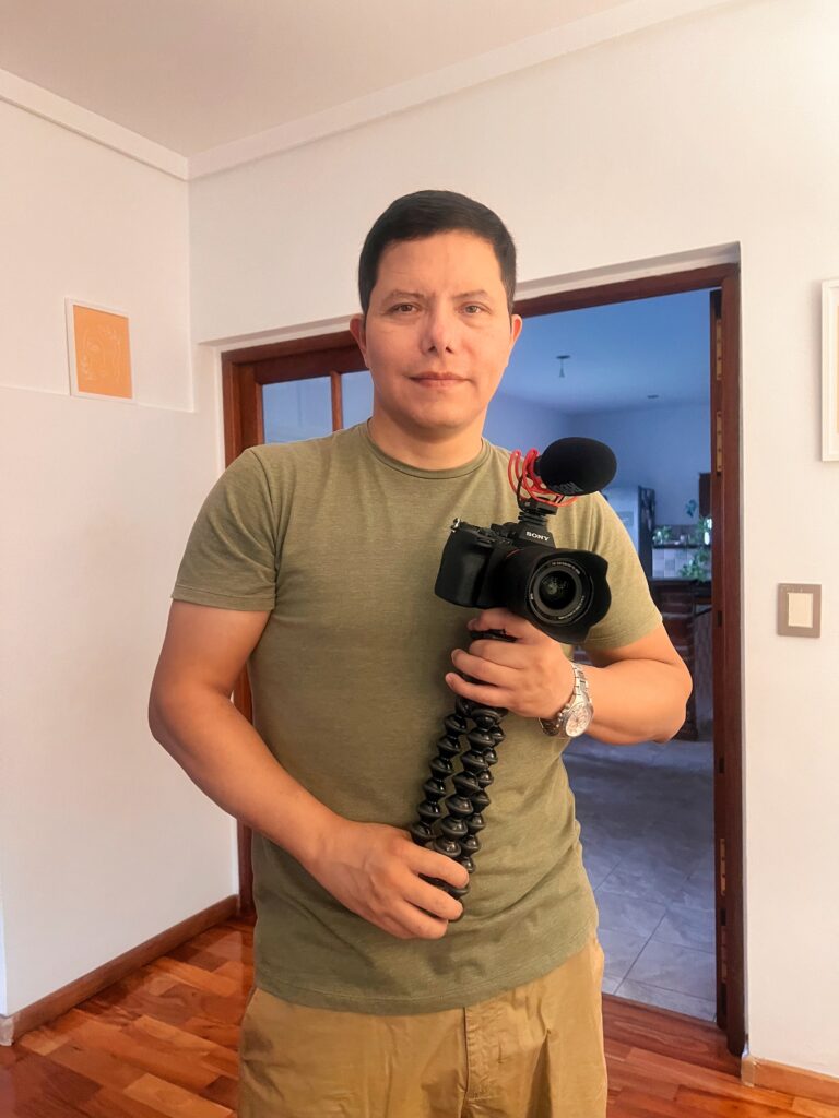 Alejandro Lorenz con su cámara, listo para grabar en casa