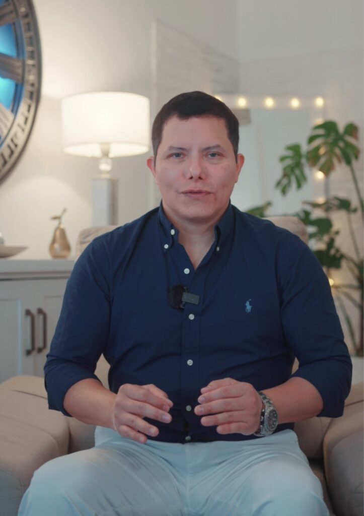 Hoy: Alejandro grabando en el mismo living, con luz cuidada y mensaje claro