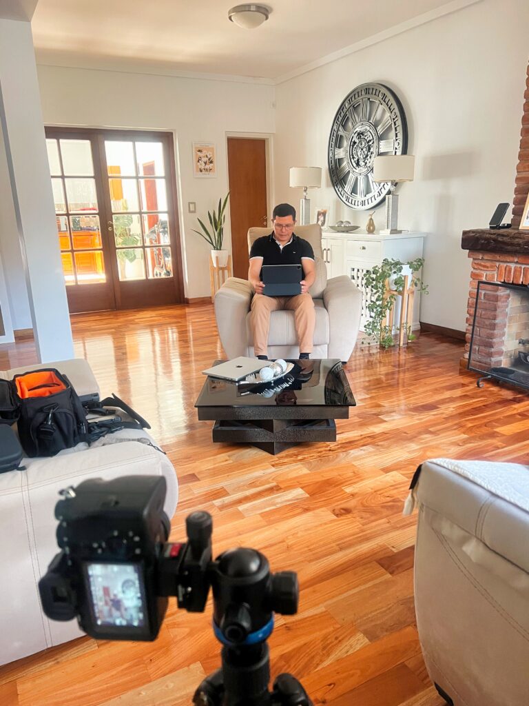Detrás de cámara: Alejandro grabando un video en el living de su casa